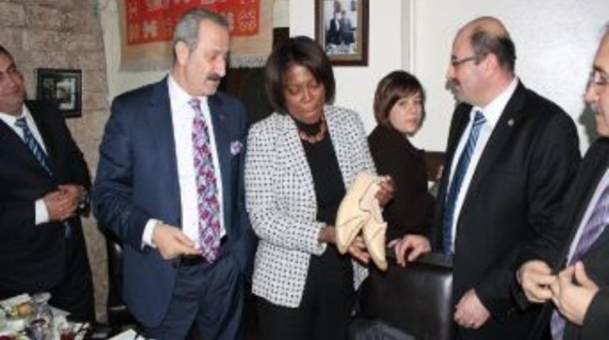 Bakan &Ccedil;ağlayan&rsquo;a Yemeni Hediye Edildi