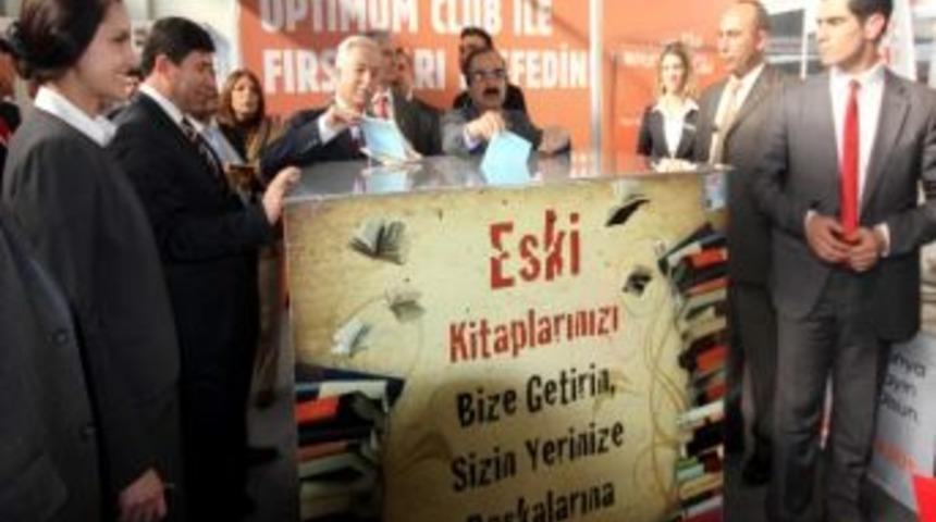 Adana Kent Protokol&uuml;nden Kitap Kumbarasına Bağış