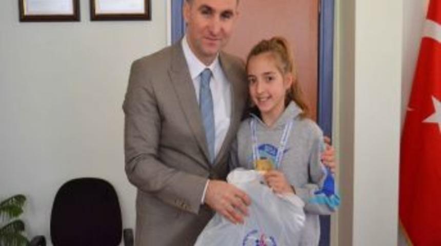 Şampiyon Sporcular Eşofmanla &Ouml;d&uuml;llendirildi