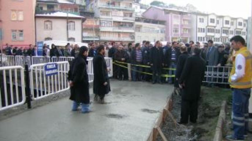 Cami Yanına Yapılan Trafoyu, Beton Harca Girerek Protesto Etti
