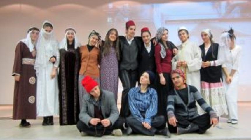 &Uuml;niversite Sınavına Tiyatro Oyunuyla Hazırlanıyorlar