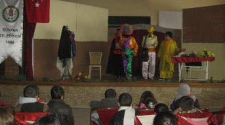 Uluhan &Ccedil;ocuk Tiyatrosu &ldquo;d&ouml;rt Kafadar&rdquo; Oyunu İle B&uuml;nyan&rsquo;da Sahneye &Ccedil;ıktı