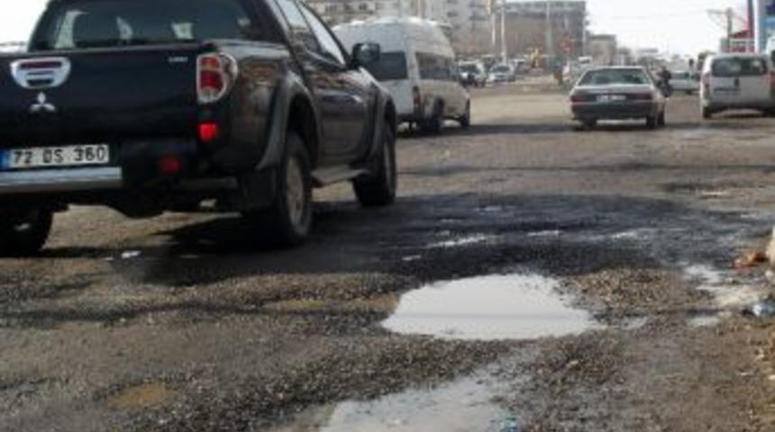 Silvan'da Olumsuz Hava Koşulları Yolları Etkiledi