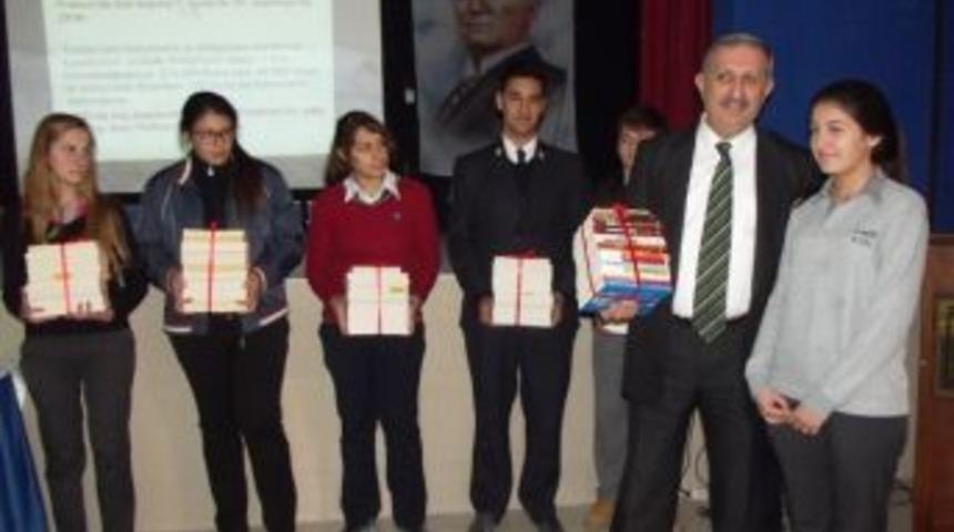 Ayvalık&rsquo;ta Gezen Kitap Okuyan İnsan Hamlesi