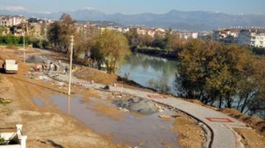 Manavgat Belediyesi Eskihisar Kıyı D&uuml;zenlemesi &Ccedil;alışmalarına Başladı