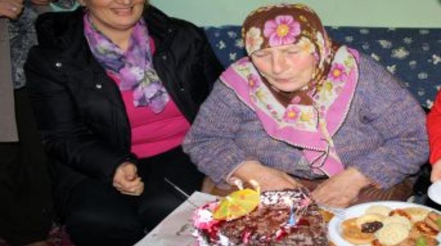 74 Yaşında Ilk Kez Doğum G&uuml;n&uuml; Kutlandı