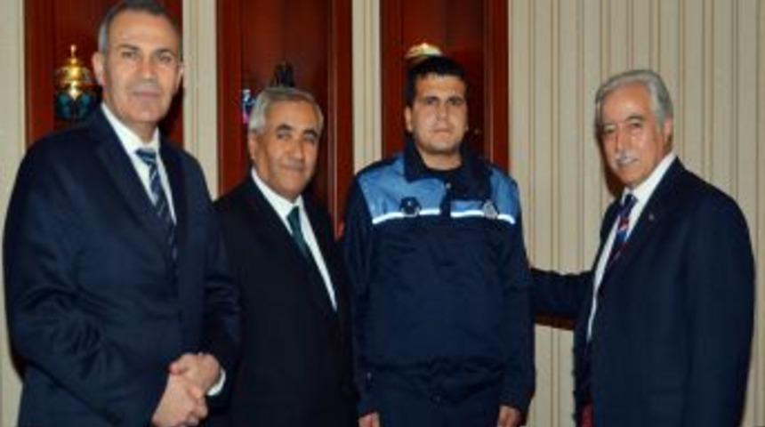 Aldırmaz D&uuml;r&uuml;st Zabıtayı &Ouml;d&uuml;llendirdi