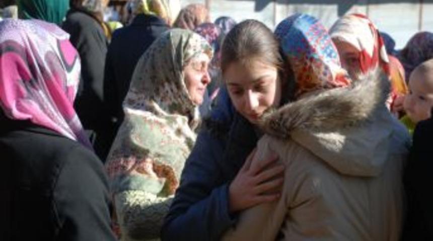 Anne Ve 3 &Ccedil;ocuğu Yan Yana Toprağa Verildi