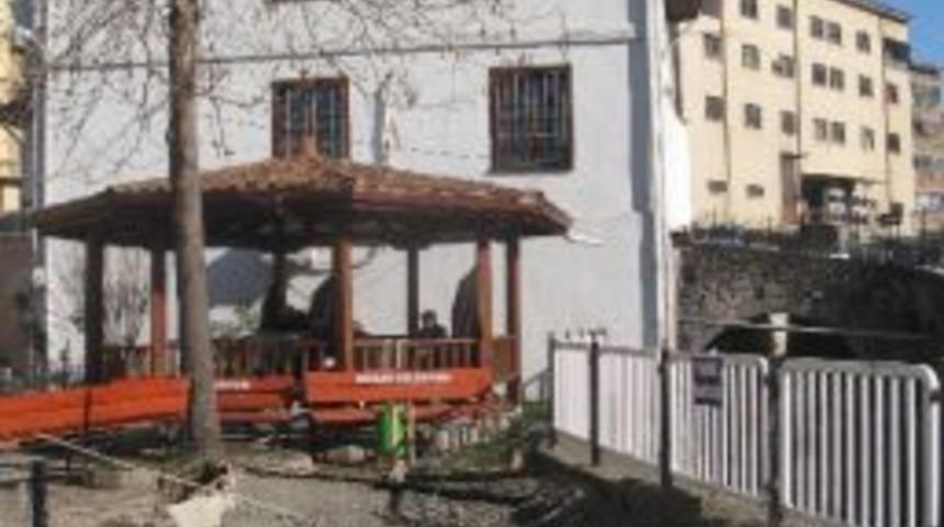 İmamın, Beton Harca Girerek Yaptığı Eylem Ses Getirdi