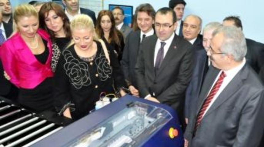 &Ouml;ğrencilerin Kıyafet Tasarımlarına Moda Girişimcilerinden Tam Puan