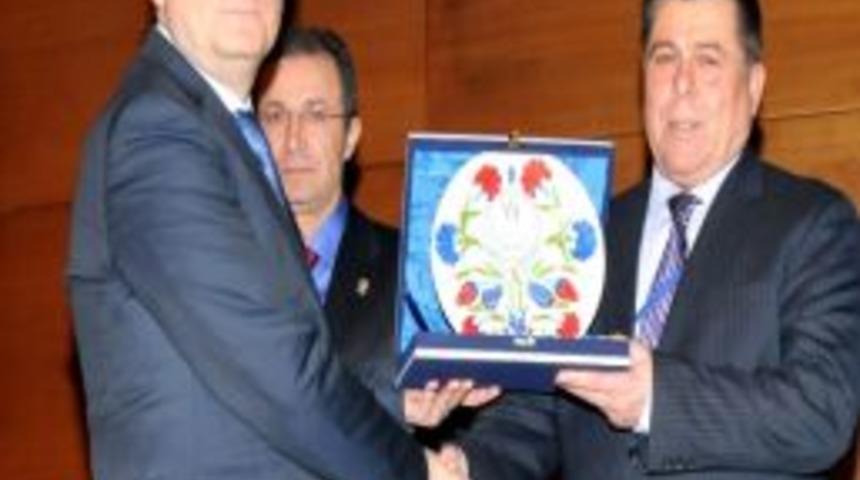 Zeynel Akın&rsquo;a Plaket