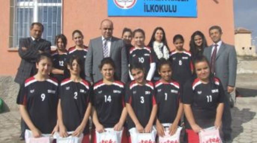 Yogisat Başkanı Ayhan &Ccedil;elik Başarılı Sporcuları &Ouml;d&uuml;llendirdi