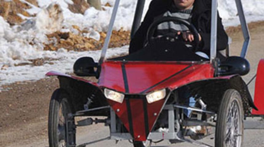 Hurda par&ccedil;alarla otomobil yaptı