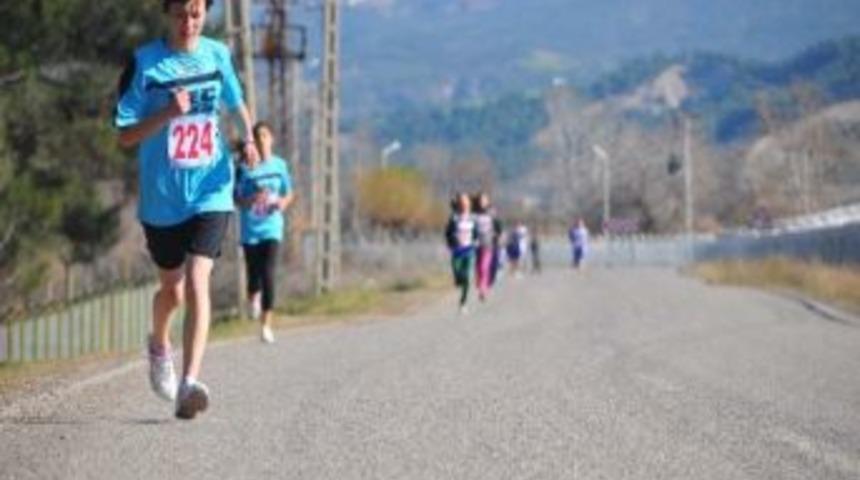 Osmaniye&rsquo;de Okul Sporları Atletizm Kros M&uuml;sabakaları Sona Erdi