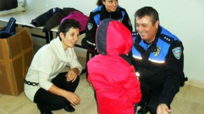 Sinop Emniyet M&uuml;d&uuml;rl&uuml;ğ&uuml;'nden &Ouml;ğrencilere Giyecek Yardımı