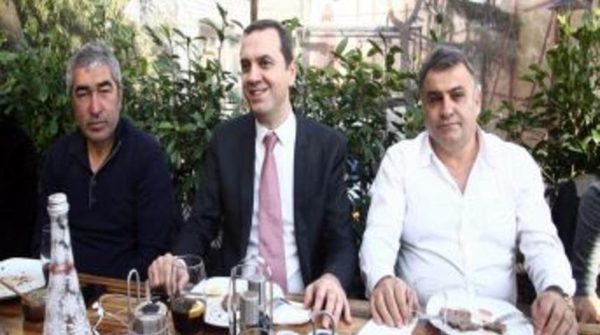 Filip Holosko, Takım Arkadaşlarına Yemek Verdi