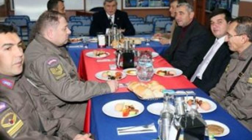 Karaosmanoğlu, Jandarma&rsquo;ya konuk oldu