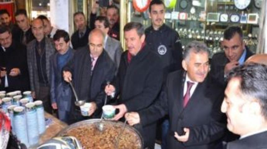 Vali Şerif Yılmaz Ve Başkan B&uuml;y&uuml;kkılı&ccedil; 3 Bin Kişilik Aşure Dağıttı