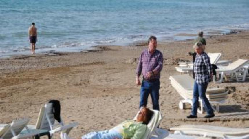 Turistler, G&uuml;zel Havanın Keyfini G&uuml;neşlenerek &Ccedil;ıkardı