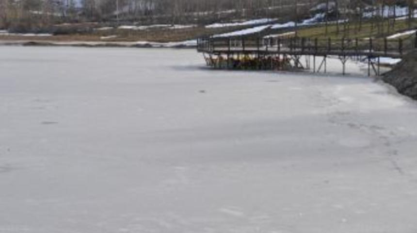 Ladik Mavi G&ouml;l Buz Tuttu