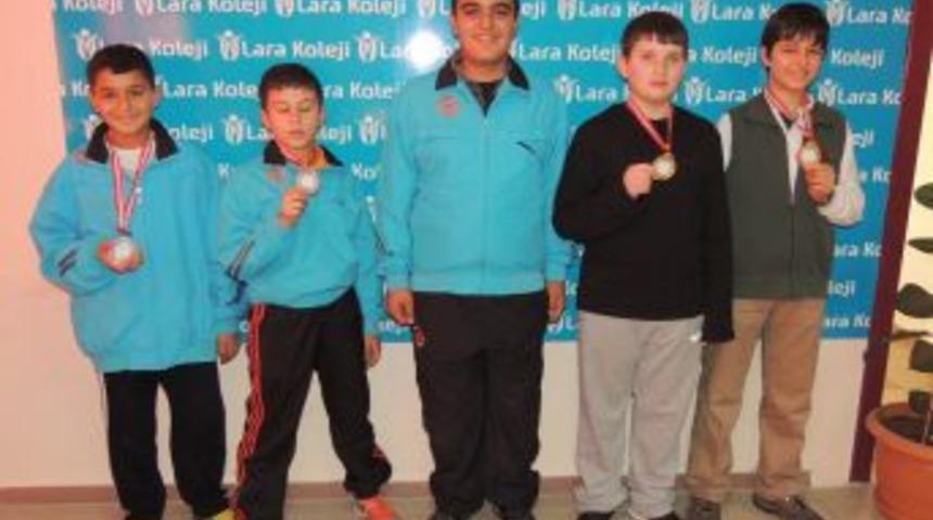 Lara Koleji &Ouml;ğrencilerinden G&uuml;reşte 5 Madalya