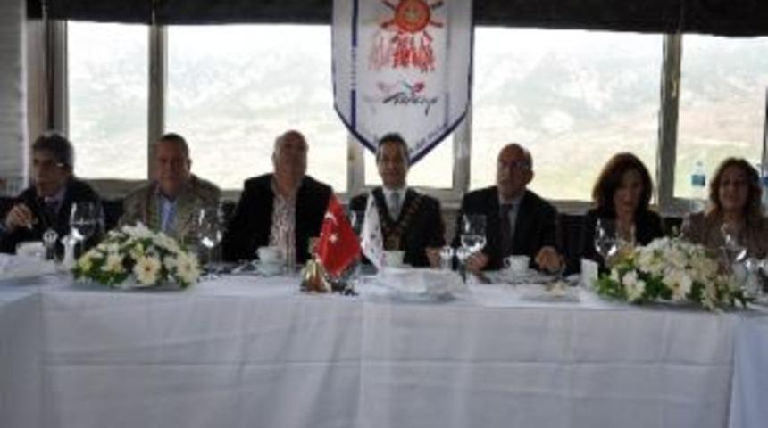 Skal &Uuml;yeleri Havalimanını G&ouml;r&uuml;şt&uuml;