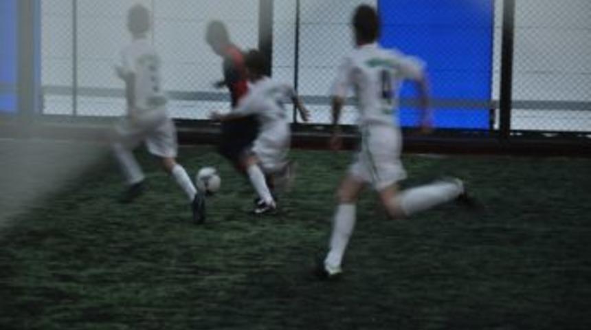 Halı Sahanın A&ccedil;ılışında Renkli Turnuva