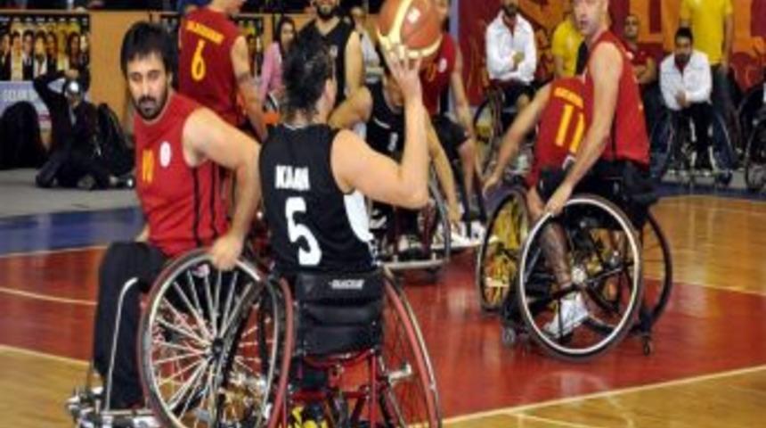 Galatasaray, Ertelenen Ma&ccedil;tan Galip Ayrıldı