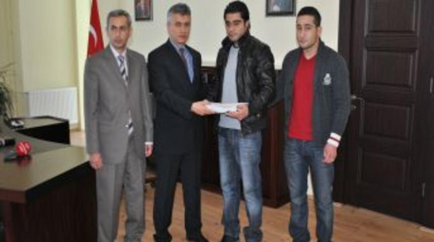 Cumhurbaşkanı G&uuml;l'den Bilgisayar Isteyen G&ouml;rme Engelli Gazi, Isteğine Kavuştu