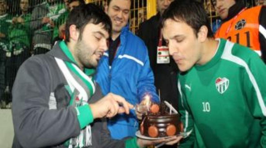 Bursaspor Taraftarı, Batalla'nın Doğum G&uuml;n&uuml;n&uuml; Kutladı