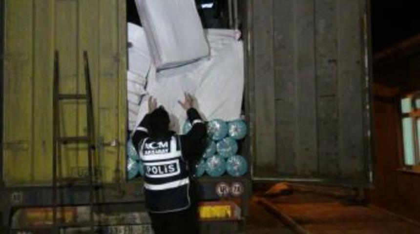Kumaş Dolu TIR&rsquo;da 44 Bin Paket Ka&ccedil;ak Sigara Yakalandı