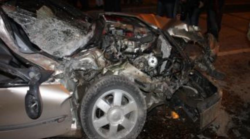 Otomobil, Halk Otob&uuml;s&uuml;ne Arkadan &Ccedil;arptı: 4 Yaralı