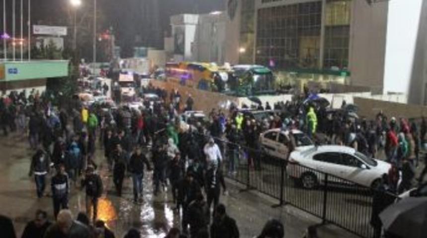 Taraftarlar Yağmurdan Nasibini Aldı