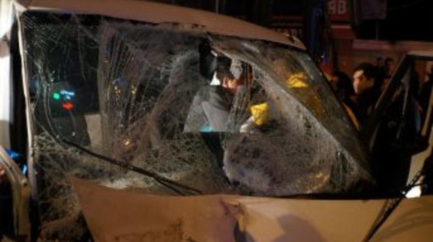 Esenler'de Kaza: Ara&ccedil;ta Sıkışan Yaralı G&uuml;&ccedil;l&uuml;kle &Ccedil;ıkarıldı