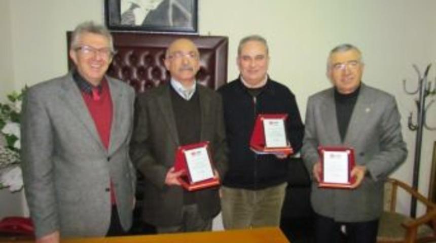 &Ouml;demiş Chp&rsquo;den, Parti Okulu Projelerine Destek Verenlere Plaket