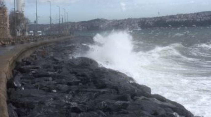 Şiddetli Lodos Denizde Yüksek Dalgalar Oluşturdu