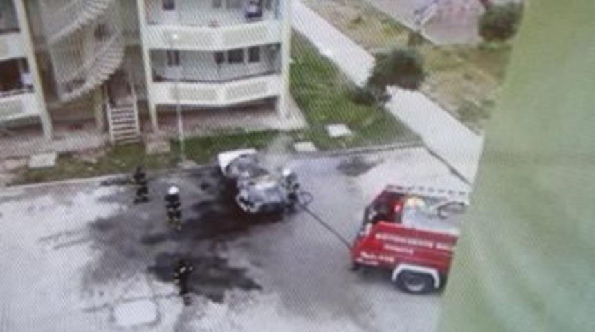 Park Halindeki Otomobil Alev Alev Yandı