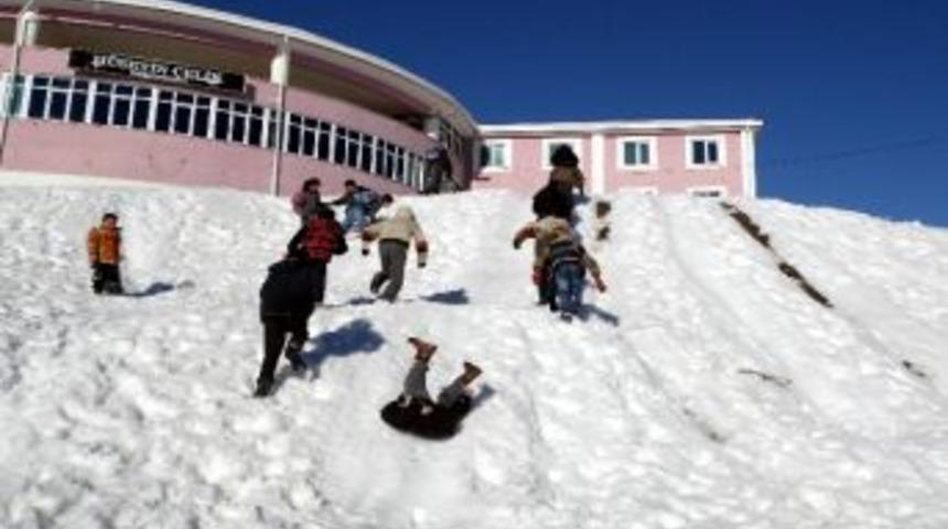 Sincik'te &Ccedil;ocukların Kayak Keyfi