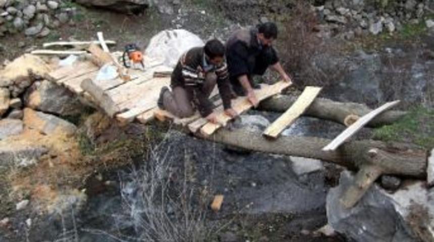 &Ouml;ğrenciler Tahta K&ouml;pr&uuml;den Ge&ccedil;iyor