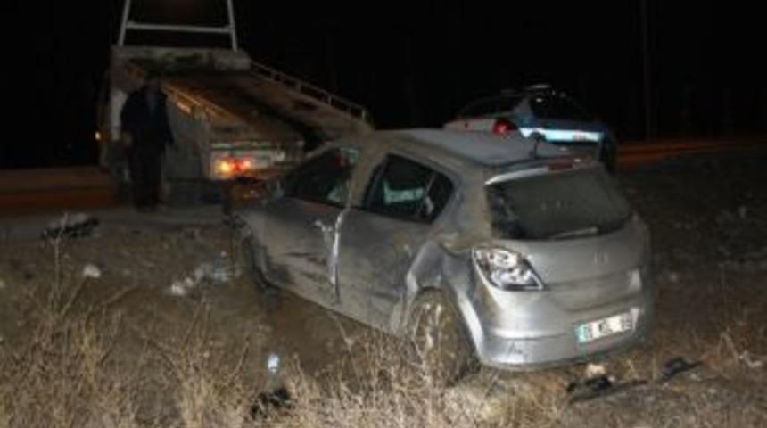 K&ouml;peğe &Ccedil;arpan Otomobil Takla Attı: 2 Yaralı