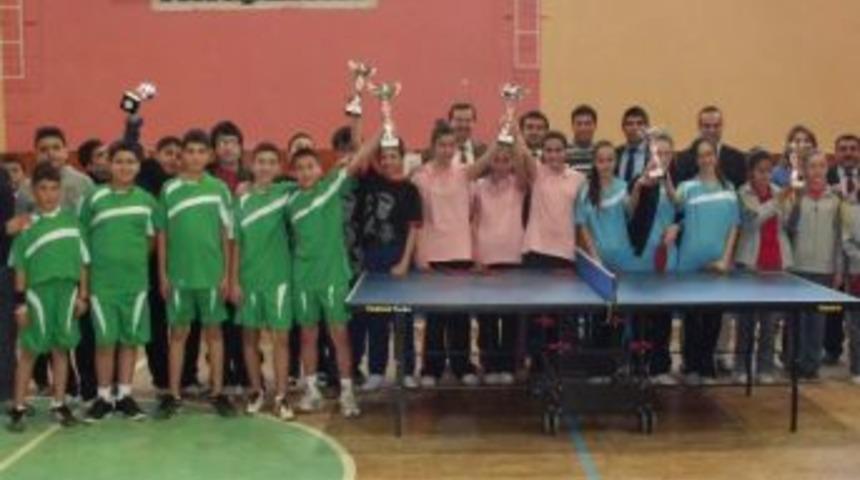Yıldız Kız Ve Erkek Masa Tenisi M&uuml;sabakalarında Dereceye Giren Okullar &Ouml;d&uuml;llerini Aldı