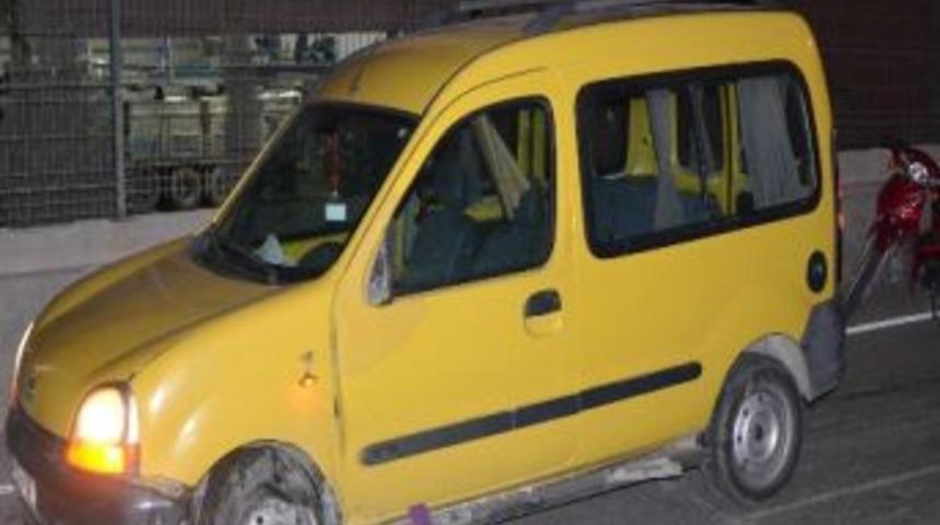Kaza Yaptı Arabayı Terk Etti