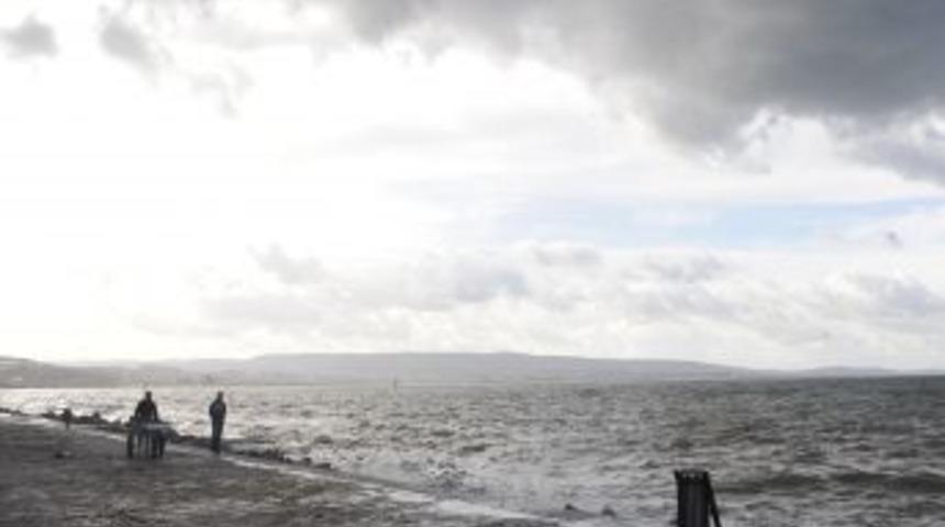 &Ccedil;anakkale Boğazı &Ccedil;ift Renge D&ouml;n&uuml;şt&uuml;, Feribot Seferleri Iptal Oldu