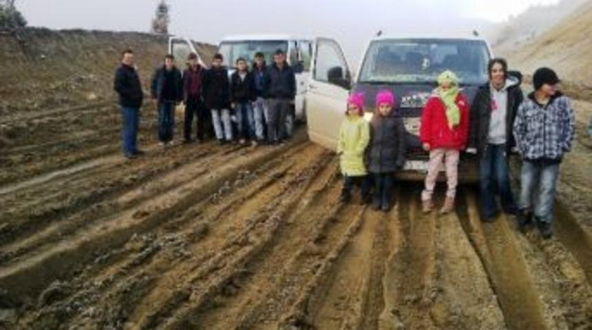 'okul Yolu, &Ccedil;amur Dolu'