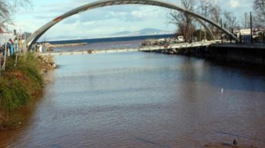 Yalova'da Deniz Kahverengiye Boyandı