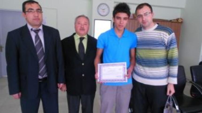 Kompozisyonda İl İkincisi Olan Yunus Emre Tokel, &Ouml;d&uuml;l&uuml;n&uuml; Aldı