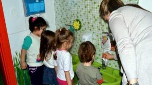 Miniklere El Yıkama Dersi