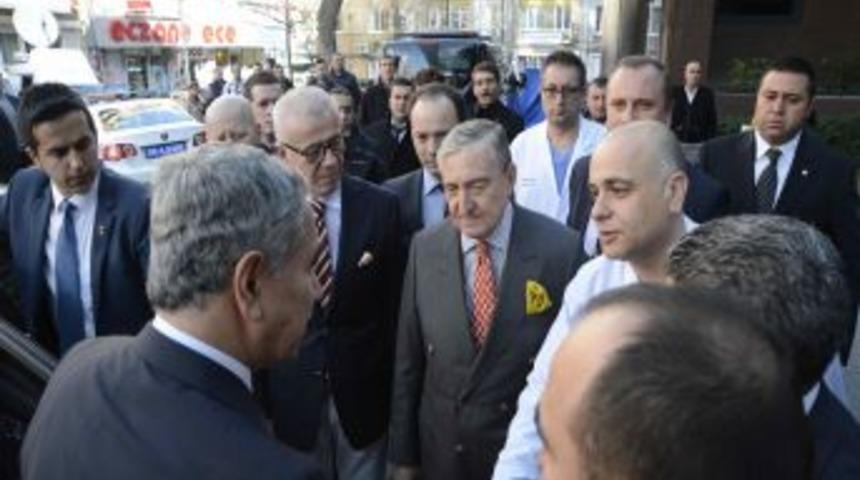 Birand&rsquo;ın Tedavi G&ouml;rd&uuml;ğ&uuml; Hastaneye Ziyaret&ccedil;i Akını