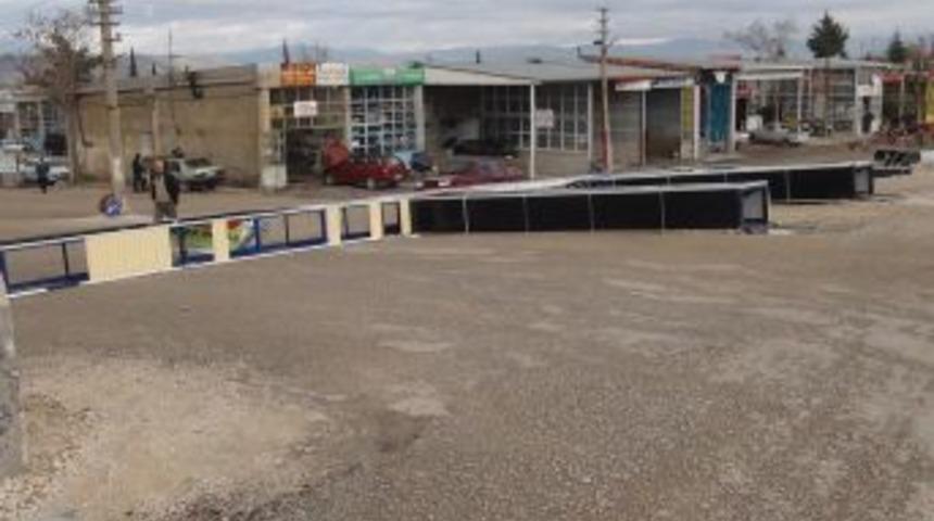 Fırtına, 20 Tonluk Tabelayı Kökünden Söktü