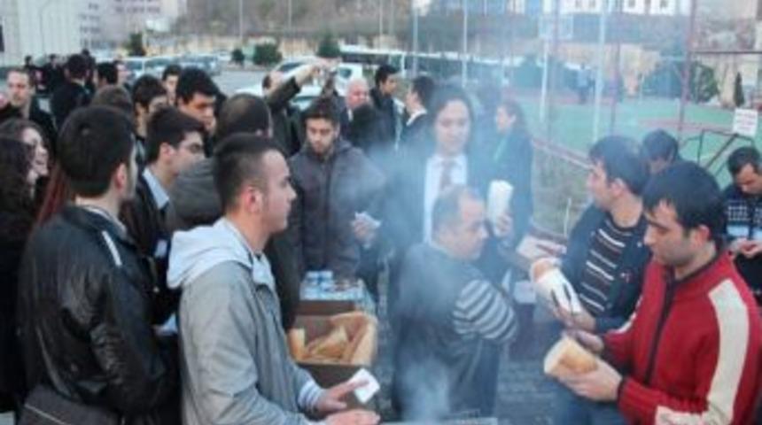 Sağlık Kamp&uuml;s&uuml;nde Sucuk Partisi